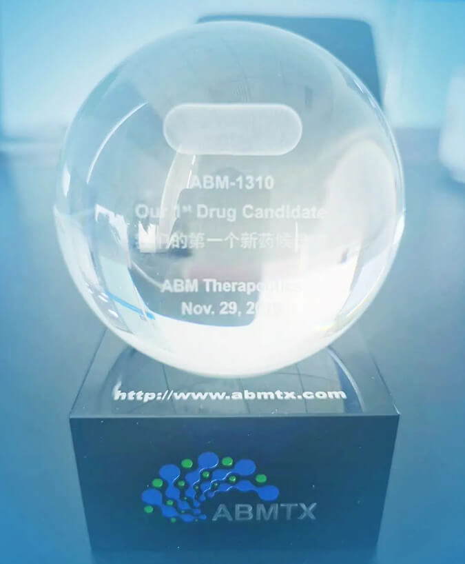 璧辰医药赠予xcsports“我们的第一个候选化合物”纪念奖杯.jpg